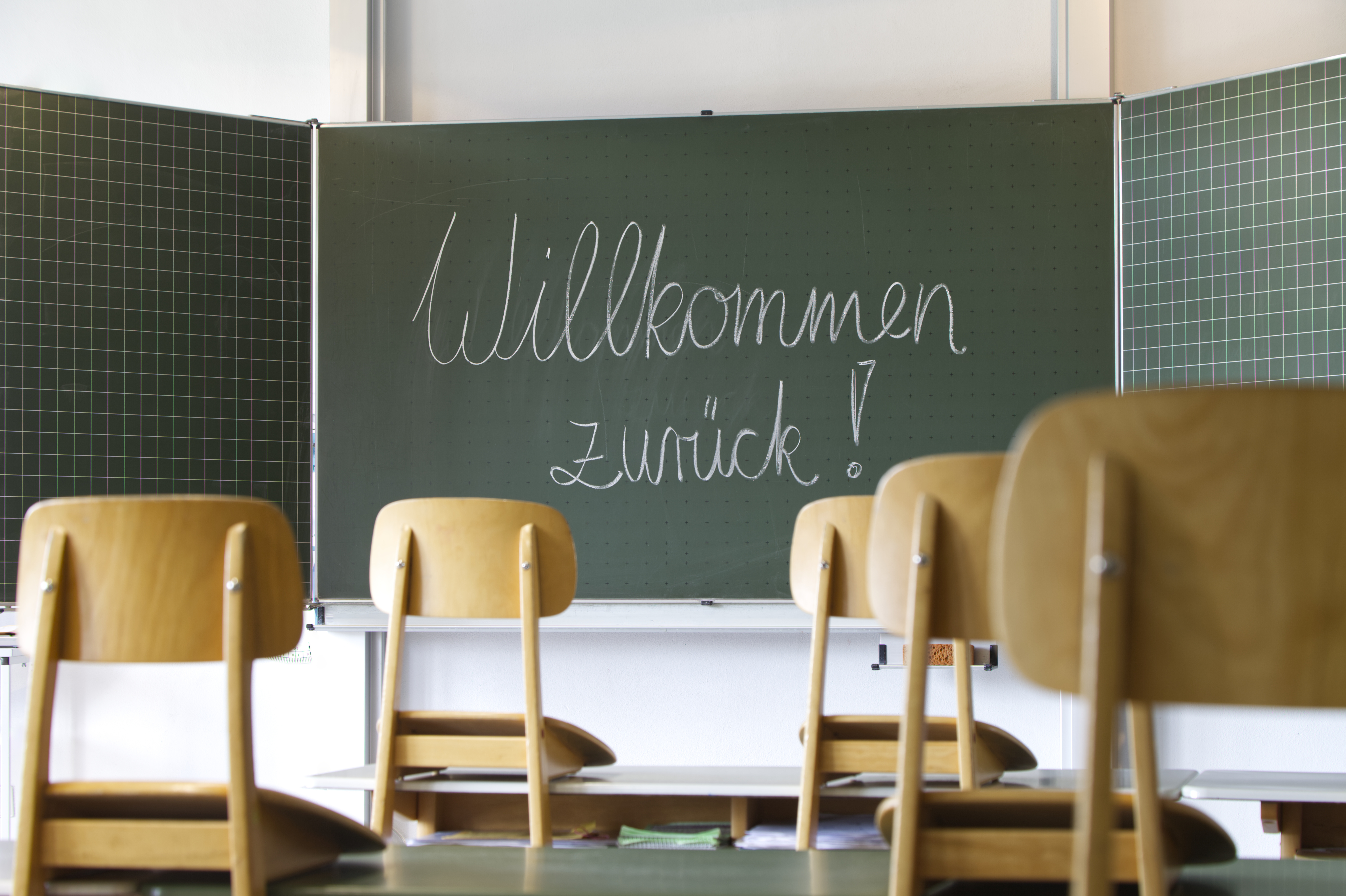 Willkommen im Klassenraum - Willkommen in der Schule, steht auf einer Tafel im leeren Klassenraum. Covid-19 Lockdown.