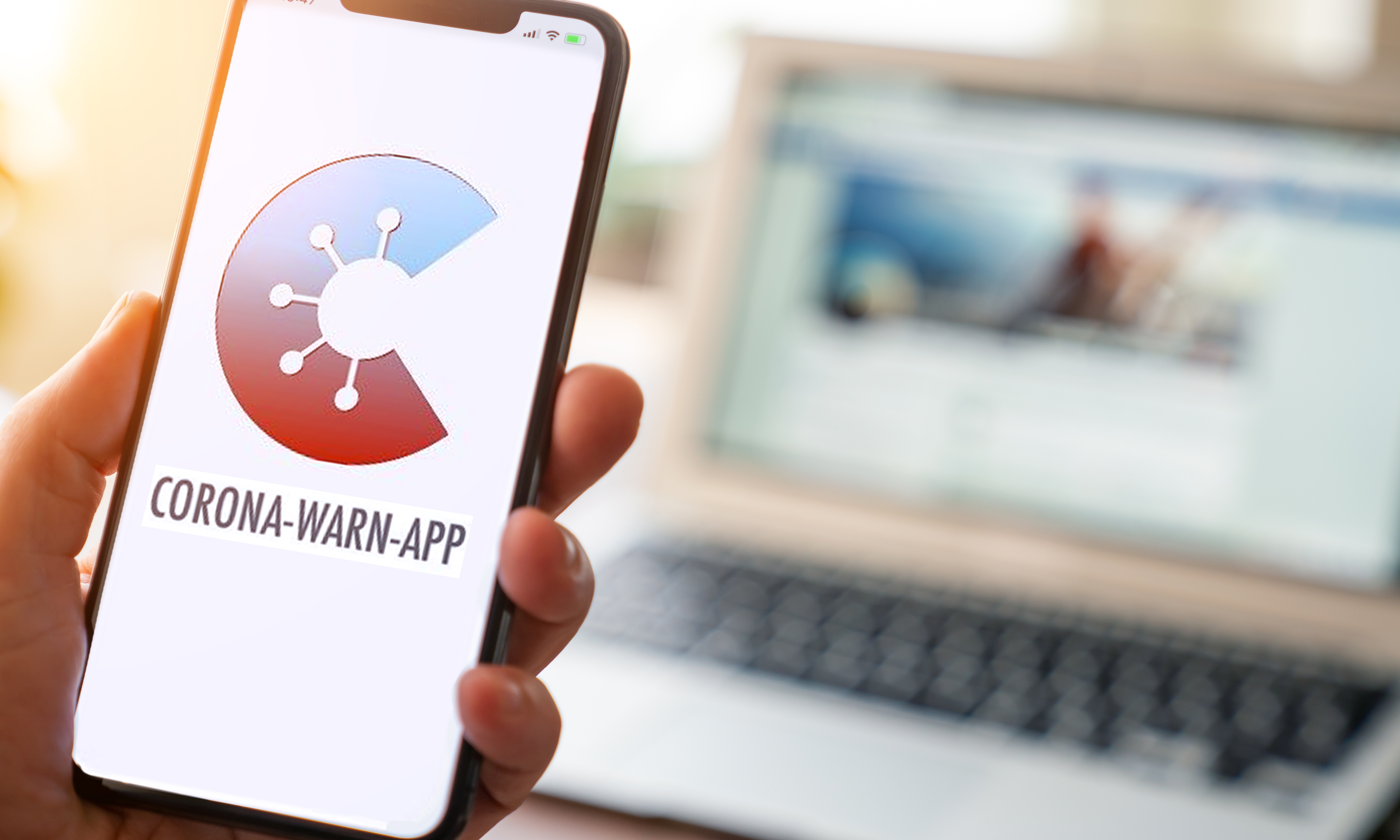 Smartphone mit der offiziellen Corona Warn-App der Bundesregierung