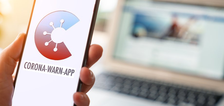 Smartphone mit der offiziellen Corona Warn-App der Bundesregierung Smartphone mit der offiziellen Corona Warn-App der Bundesregierung