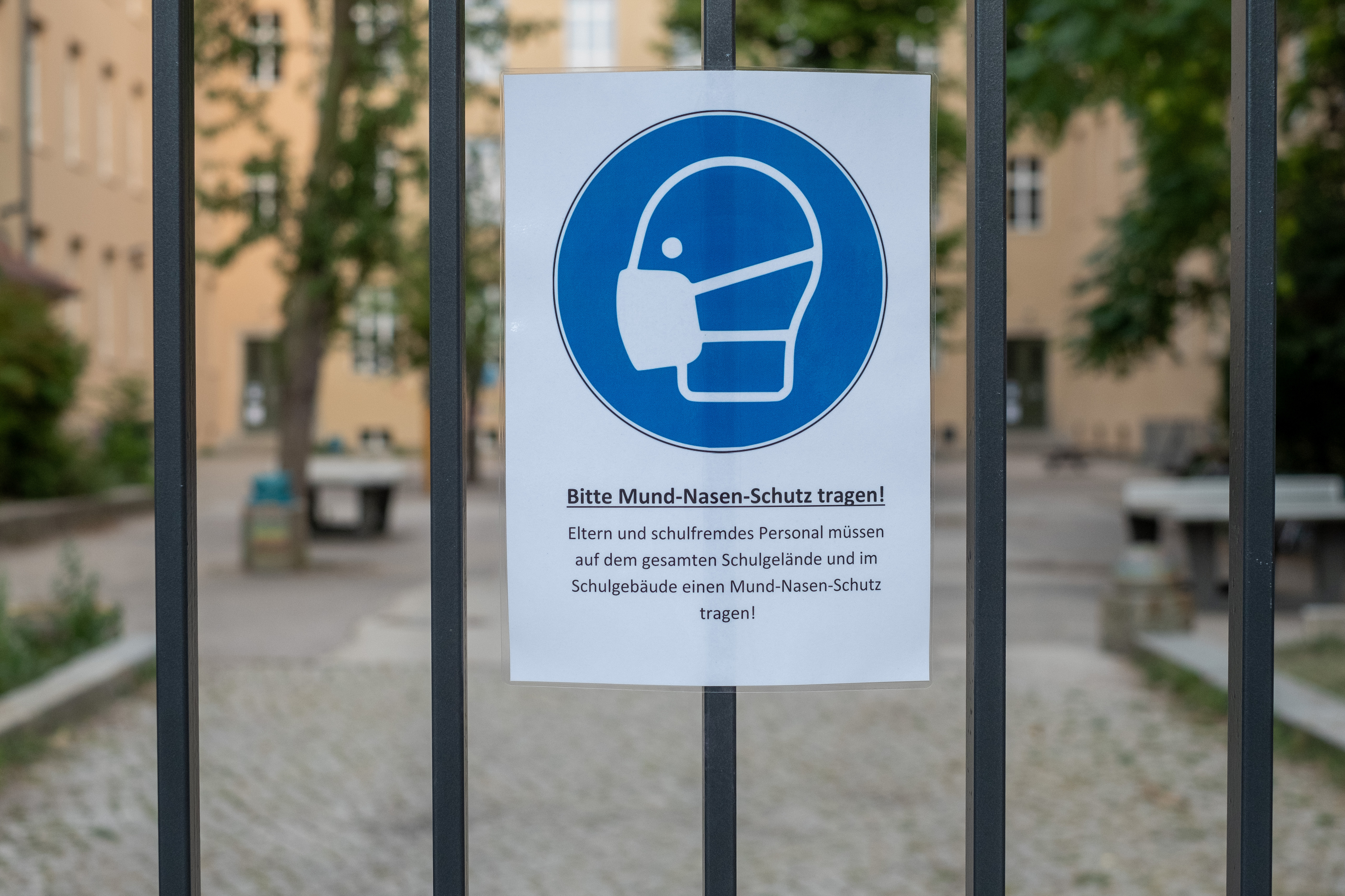 Hinweisschild zur Maskenpflicht am Eingang einer Schule