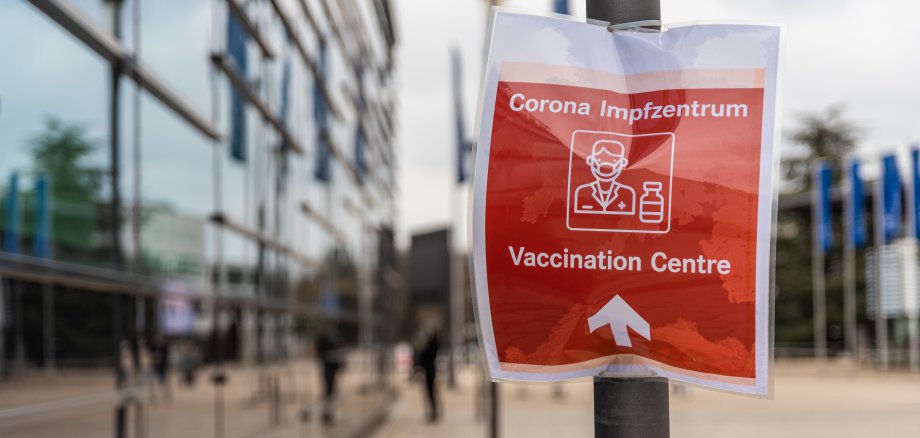 Hinweisschild zu einem Corona Impfzentrum Hinweisschild zu einem Corona Impfzentrum