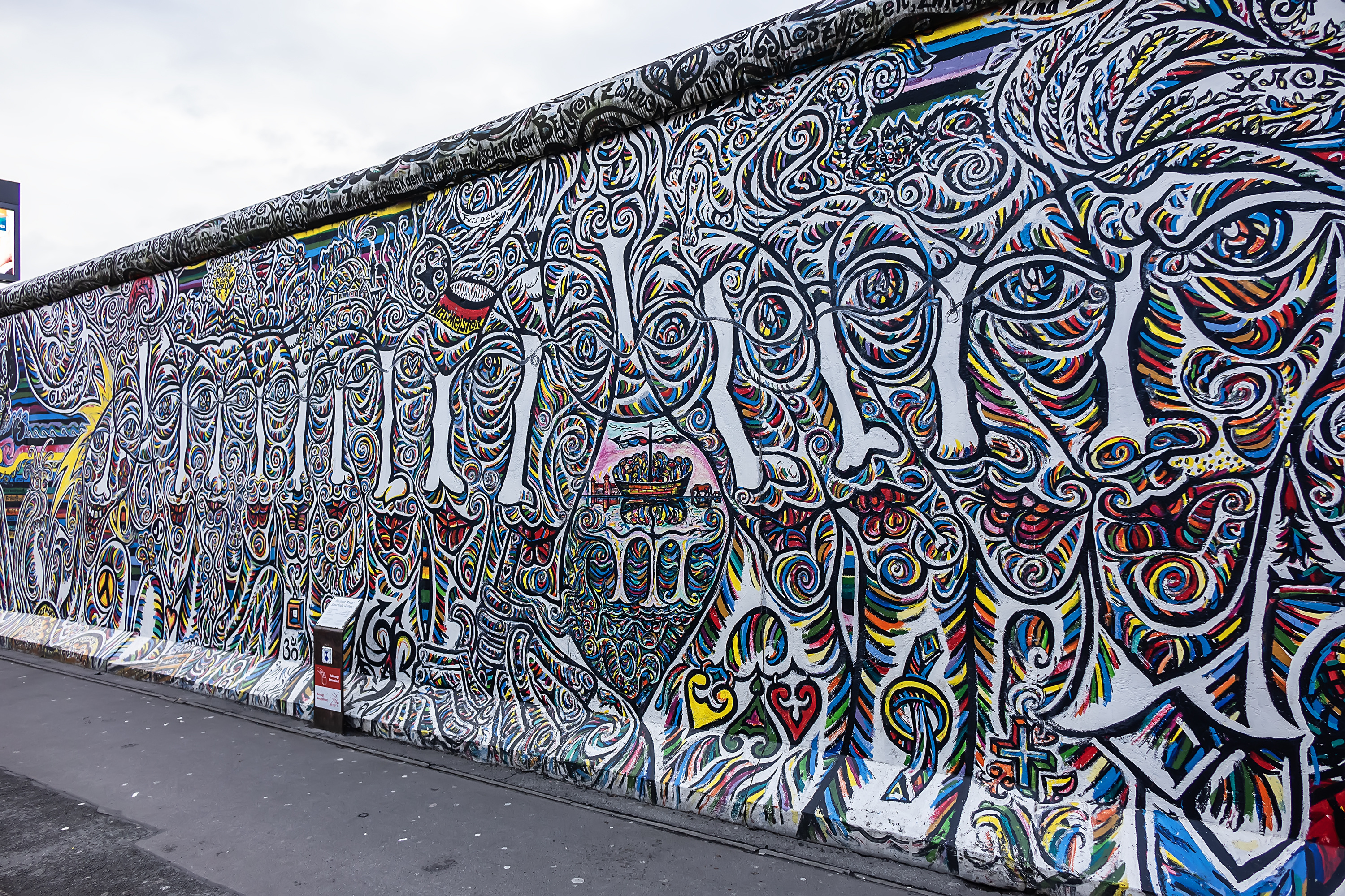 Ein 1,3 km langes Teilstück der 1989 gesprengten Berliner Mauer ist heute die größte Graffiti-Galerie der Welt. Fragment der East Side Gallery. BERLIN, DEUTSCHLAND. 3. Januar 2022.