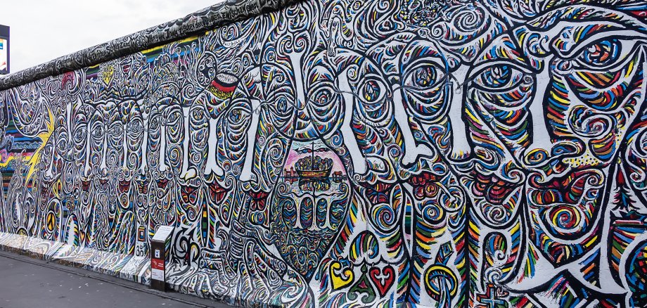 Berliner Mauer Ein 1,3 km langes Teilstück der 1989 gesprengten Berliner Mauer ist heute die größte Graffiti-Galerie der Welt. Fragment der East Side Gallery. BERLIN, DEUTSCHLAND. 3. Januar 2022.