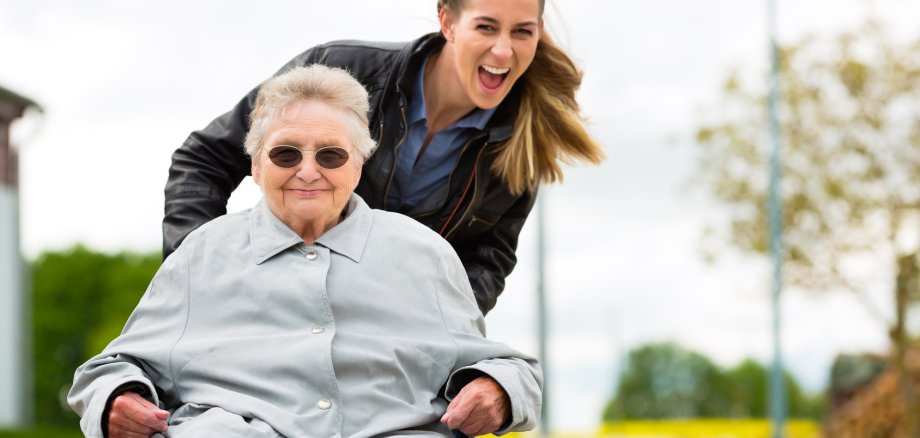 woman visiting her grandmother Frau besucht ihre Mutter