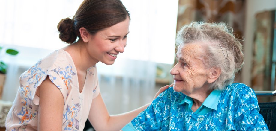 senior woman with her home caregiver Alte Frau
