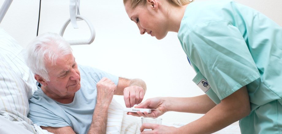 Senior mit Pflegerin im Altenheim Medikamenteneinnahme Senior mit Pflegerin im Altenheim Medikamenteneinnahme