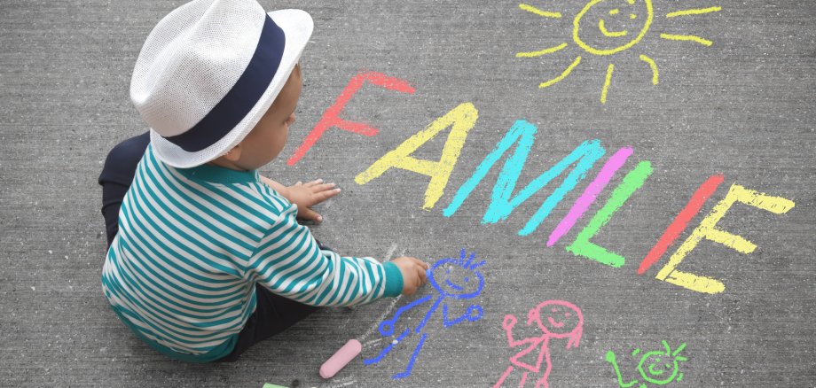 Kinderzeichnung mit Kreide - Familie Kinderzeichnung mit Kreide - Familie