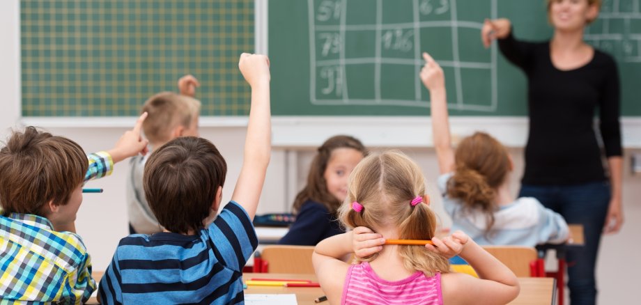 kinder melden sich im unterricht kinder melden sich im unterricht