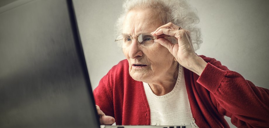 Confused grandmother using a pc Oma nutzt Computer