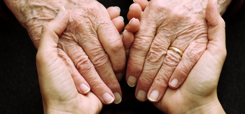 Sostegno e aiuto a persone anziane Hände