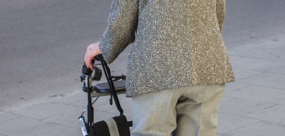 Seniorin mit Rollator Seniorin mit Rollator
