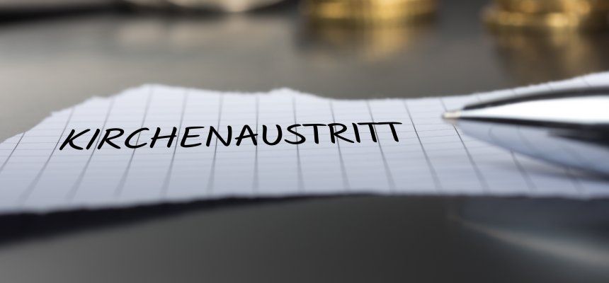 Kirchenaustritt auf einem Zettel mit Stift vor Geldmünzen