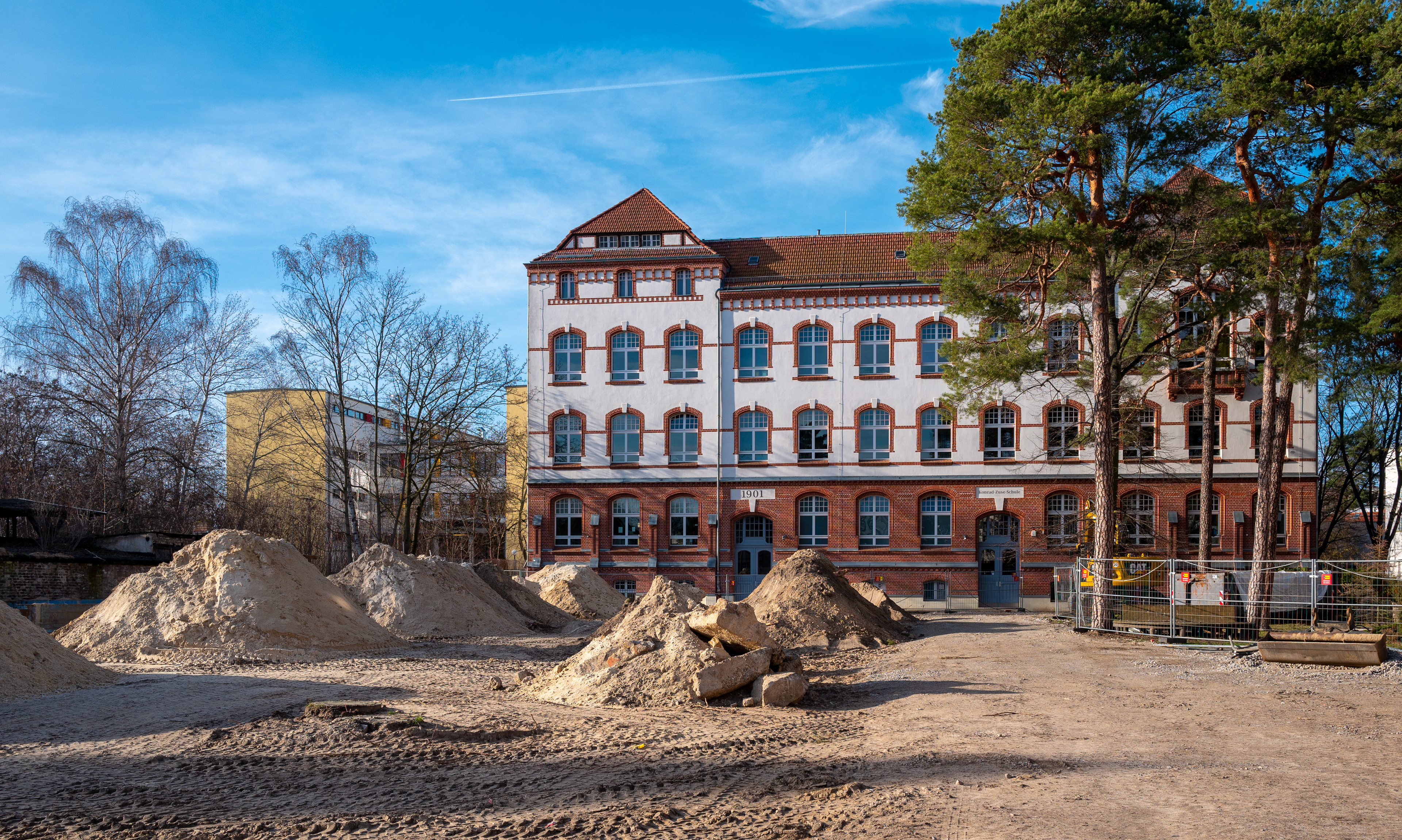 Renovierung einer Schule und deren Außengelände Renovierung einer Schule und deren Außengelände
