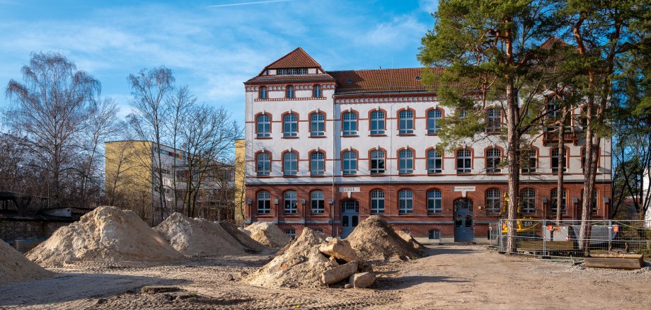 Renovierung einer Schule und deren Außengelände Renovierung einer Schule und deren Außengelände