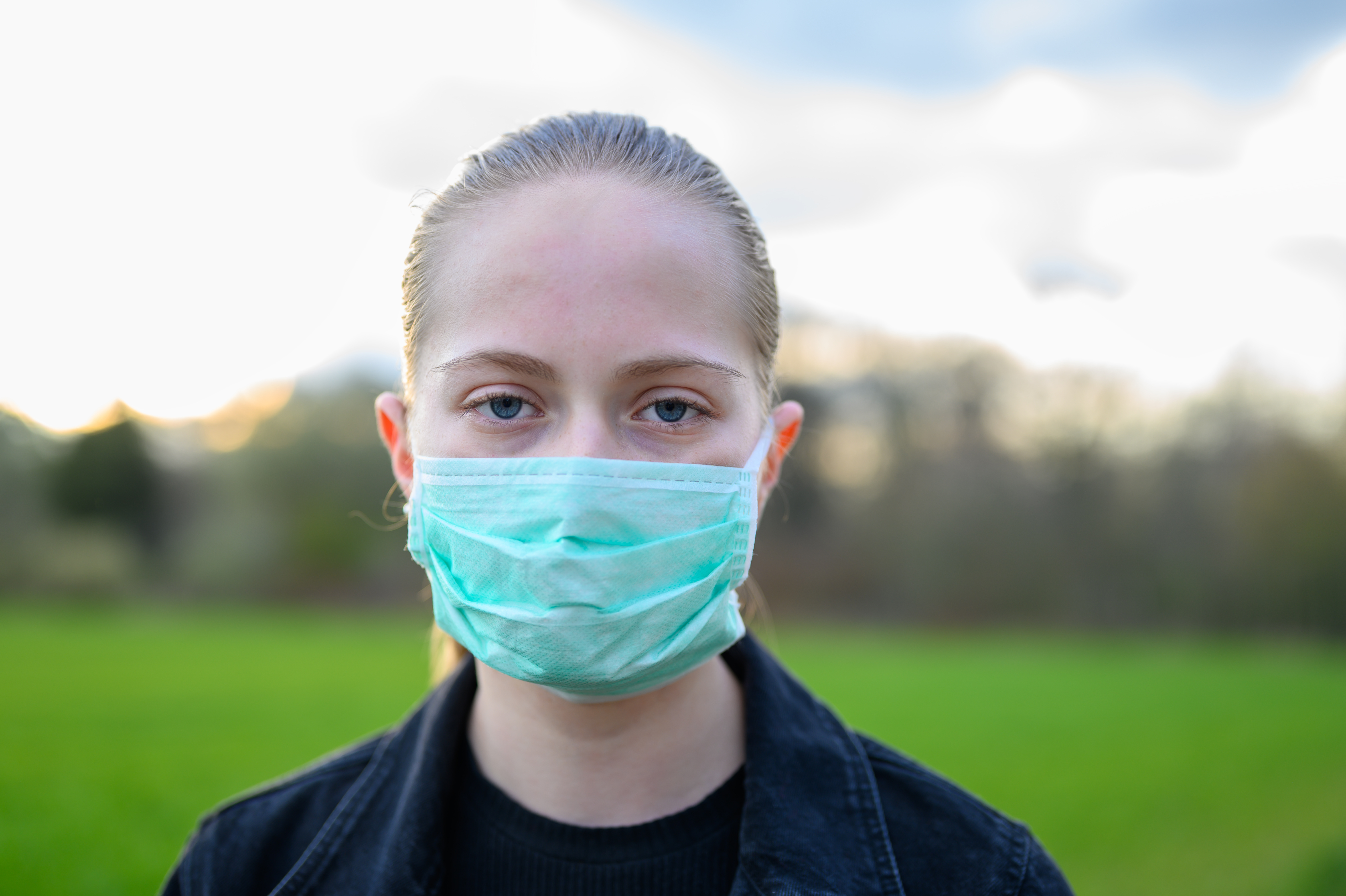 Jungendliche mit medizinischer Maske gegen Infektion.