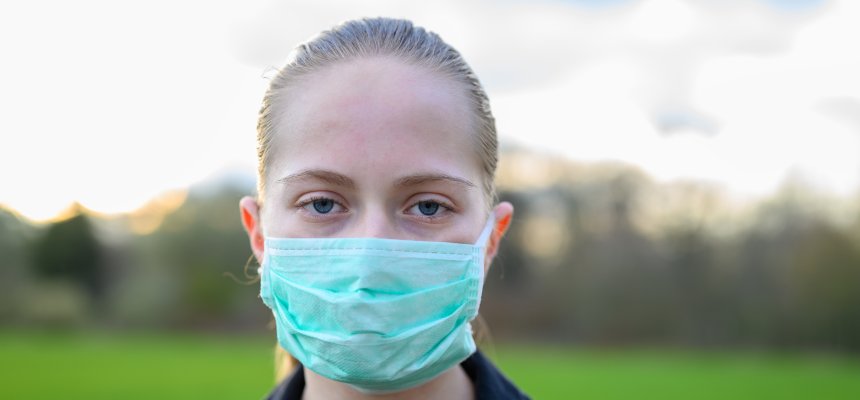 Jungendliche mit medizinischer Maske gegen Infektion.