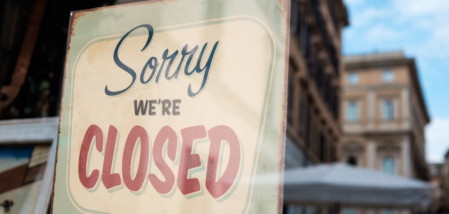 "Sorry we're closed" Schild in einem Schaufenster eines Einzelhandelsgeschäftes.