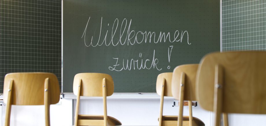 Willkommen im Klassenraum - Willkommen in der Schule, steht auf einer Tafel im leeren Klassenraum. Covid-19 Lockdown.