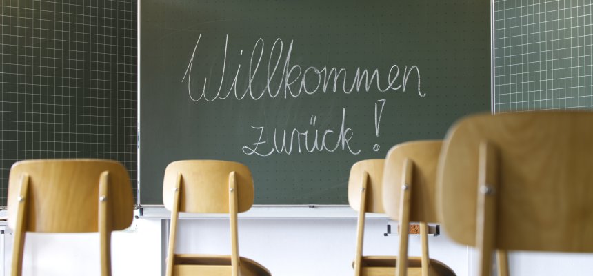 Willkommen im Klassenraum - Willkommen in der Schule, steht auf einer Tafel im leeren Klassenraum. Covid-19 Lockdown.