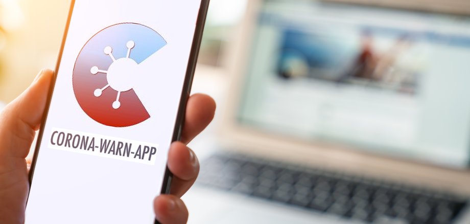 Smartphone mit der offiziellen Corona Warn-App der Bundesregierung