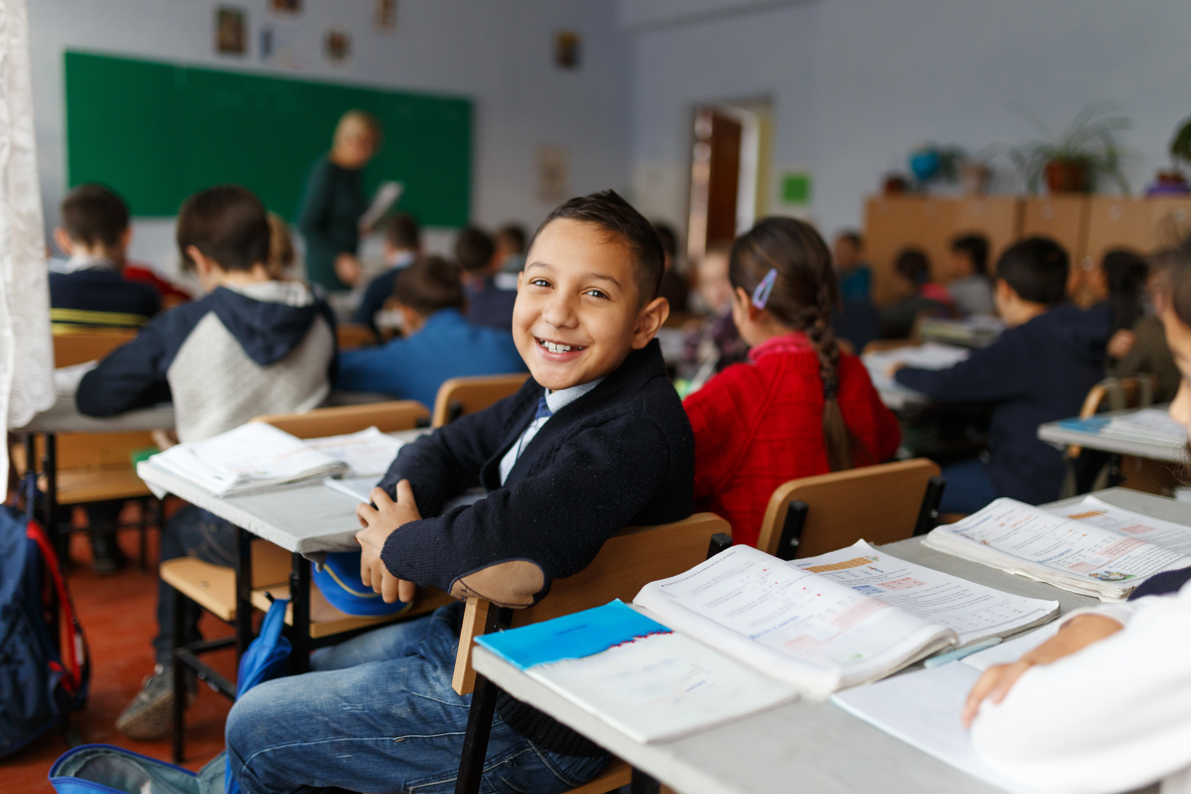 Schüler im Klassenraum Glücklicher Schüler in voll besetzem Klassenraum