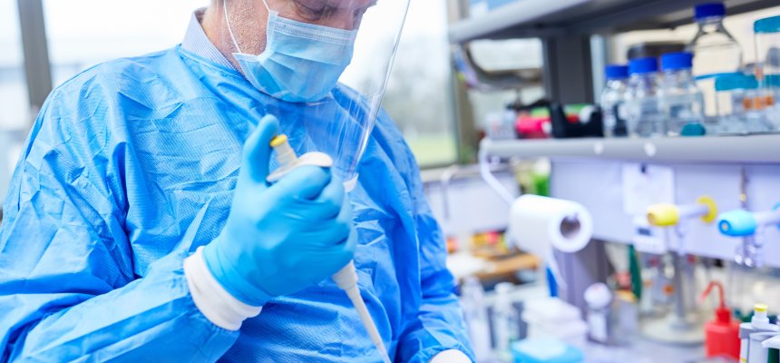 Mediziner im Labor analysiert Covid-19 Schnelltests