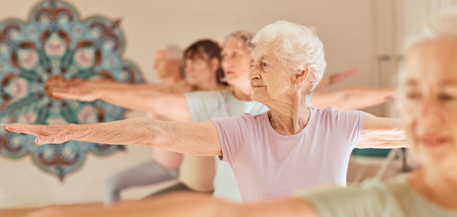 Senioren Yoga Fitness Gruppe beim Training.