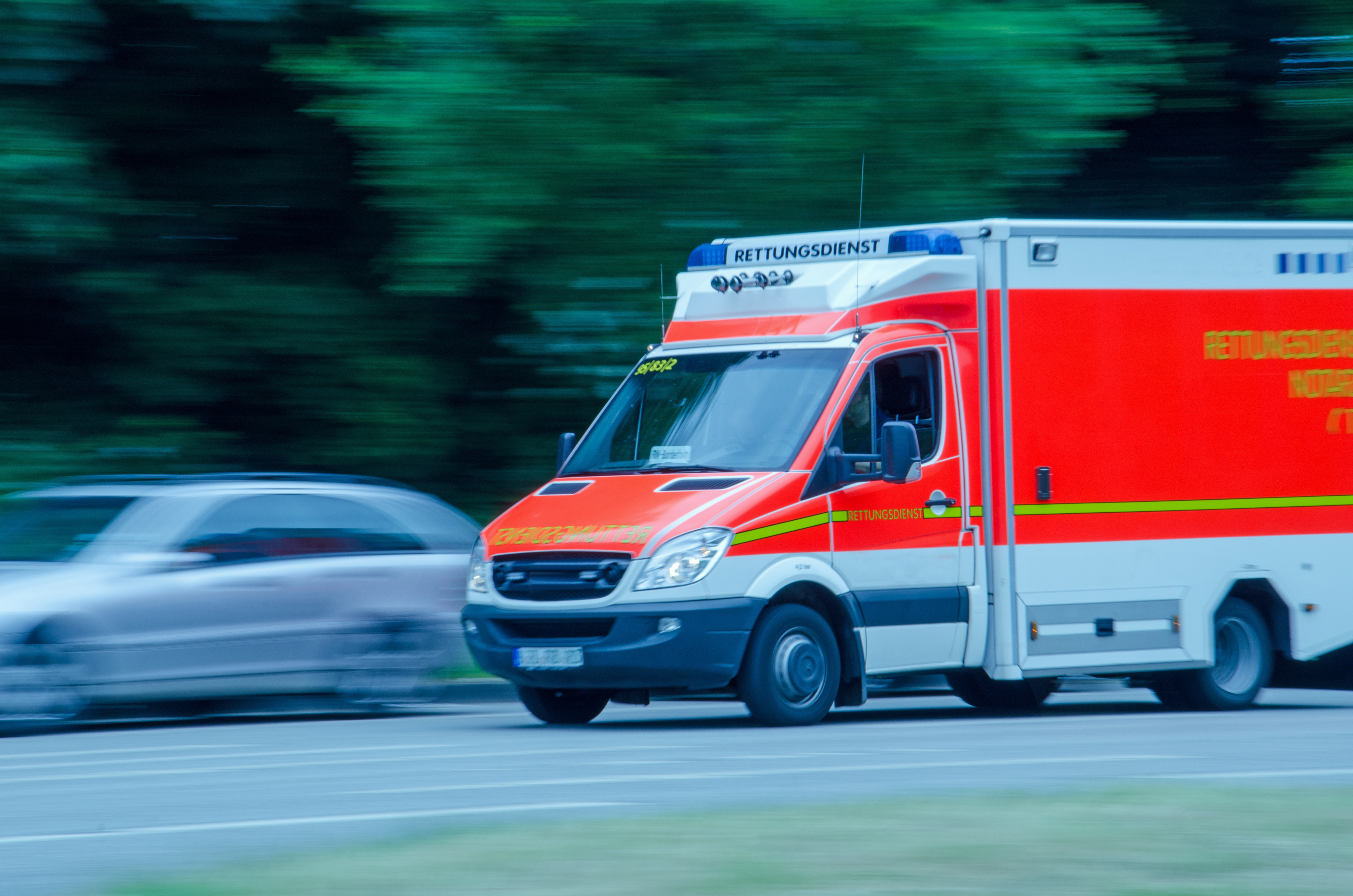 Rettungsdienst Rettungsdienstwagen schnell unterwegs auf der Straße