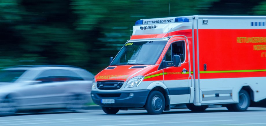 Rettungsdienstwagen schnell unterwegs auf der Straße