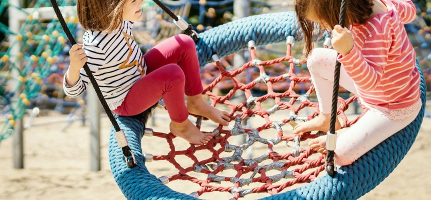 Zwei Mädchen auf Spielplatz