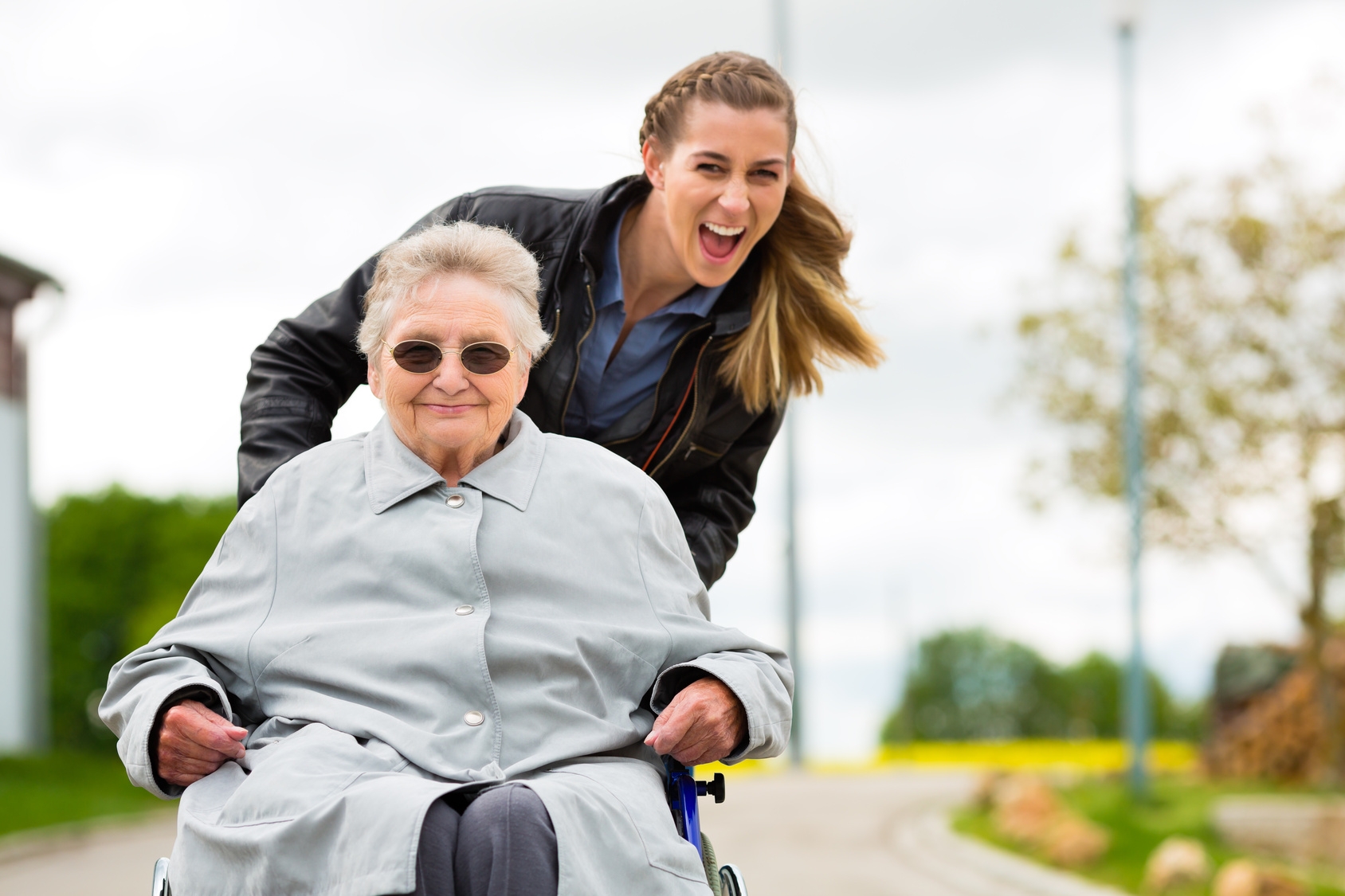woman visiting her grandmother Frau besucht ihre Mutter