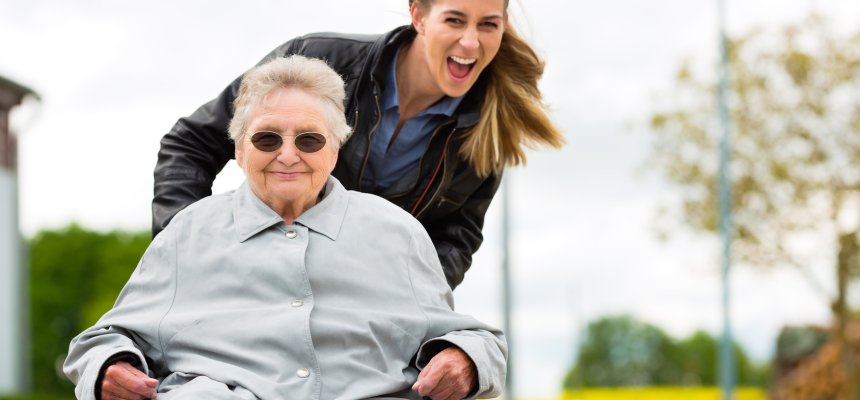 Frau besucht ihre Mutter