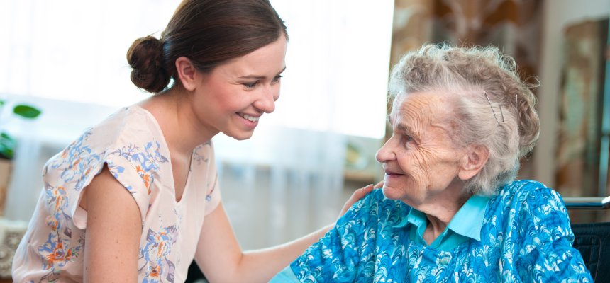 senior woman with her home caregiver Alte Frau