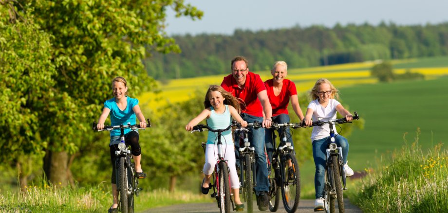 Famillie fährt Fahrrad