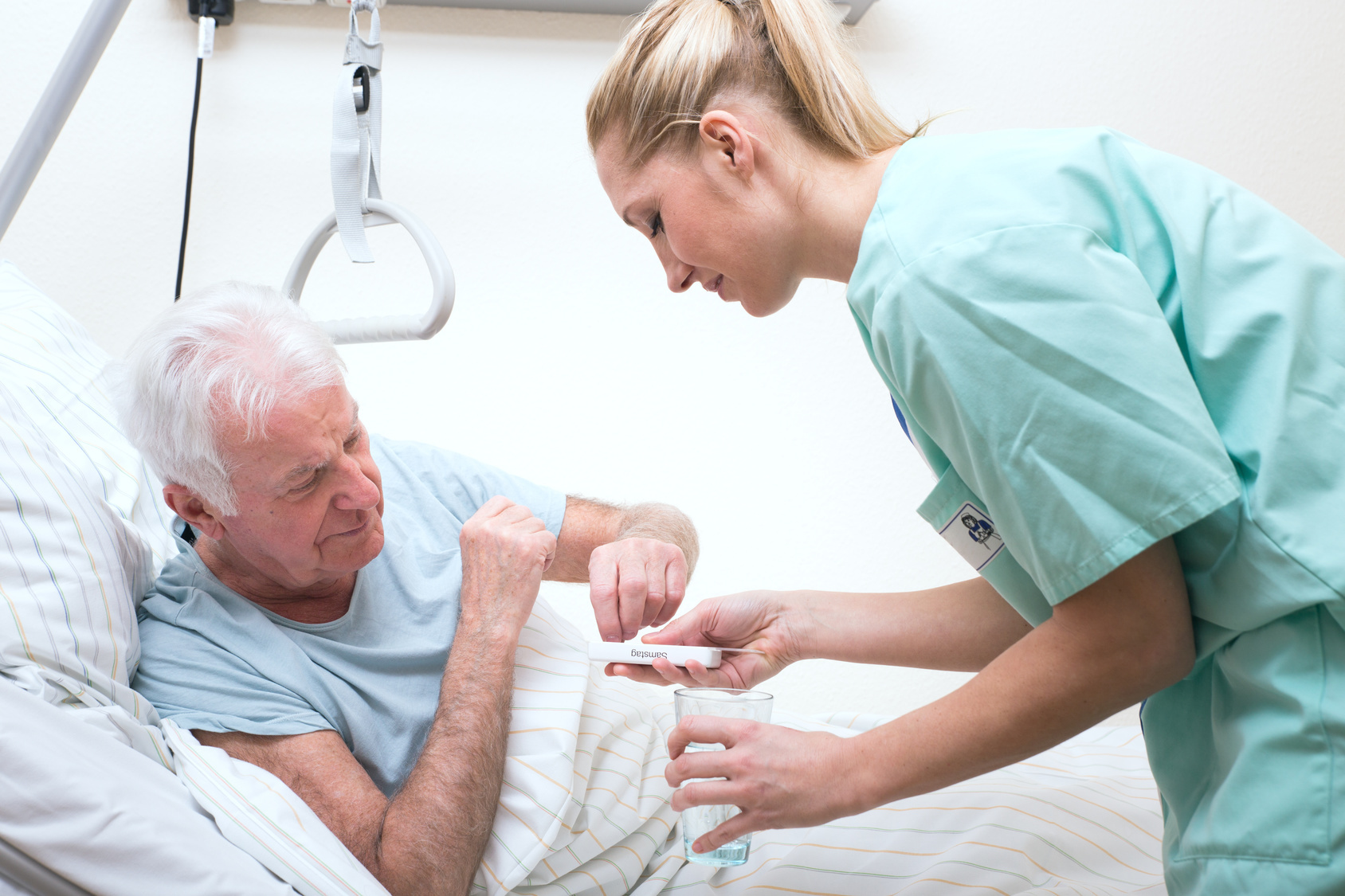 Senior mit Pflegerin im Altenheim Medikamenteneinnahme Senior mit Pflegerin im Altenheim Medikamenteneinnahme