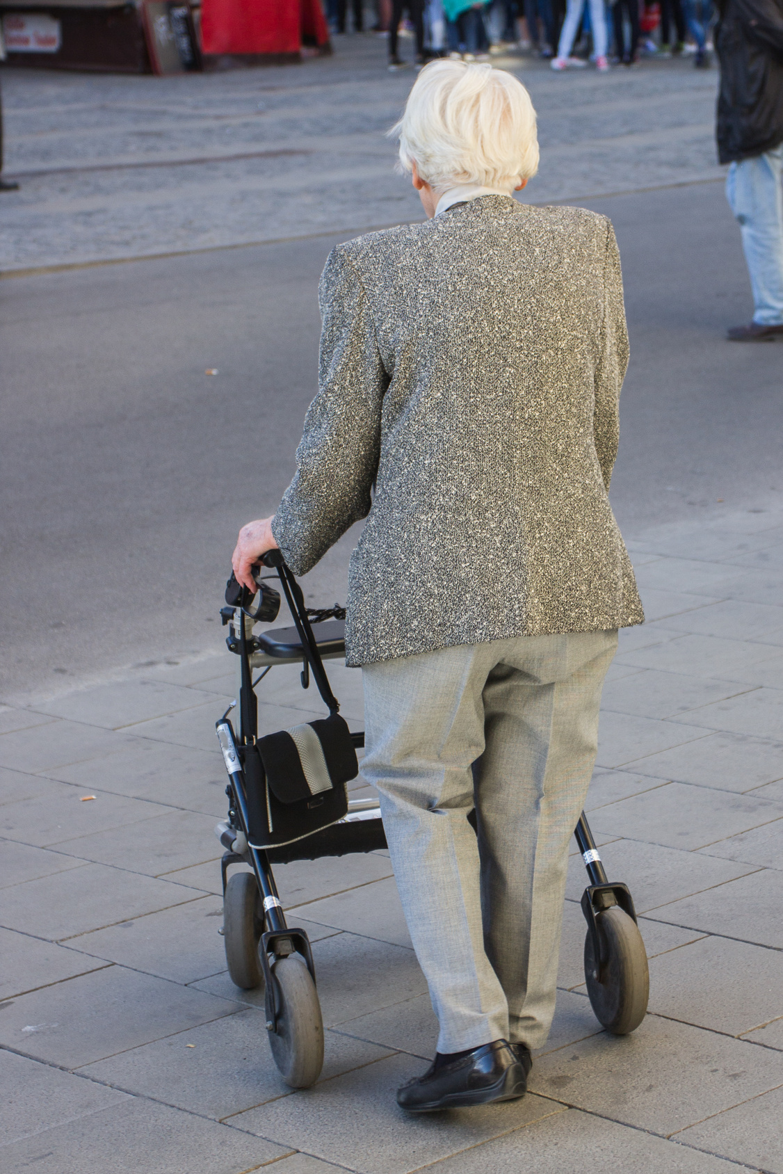 Seniorin mit Rollator