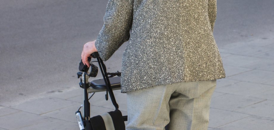 Seniorin mit Rollator