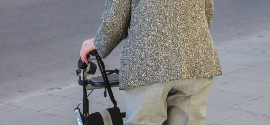 Seniorin mit Rollator
