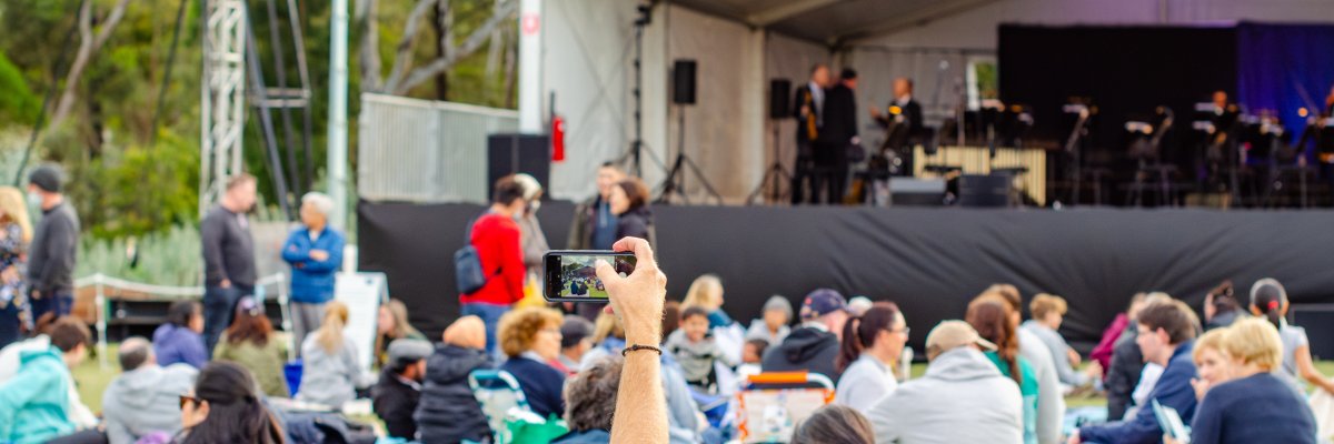 Publikum Open Air Konzert Publikum bei einem kleinen Open-Air Konzert auf einer Wiese