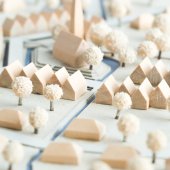 Städtebauliches Modell aus Holz und Karton mit Weißen Bäumen