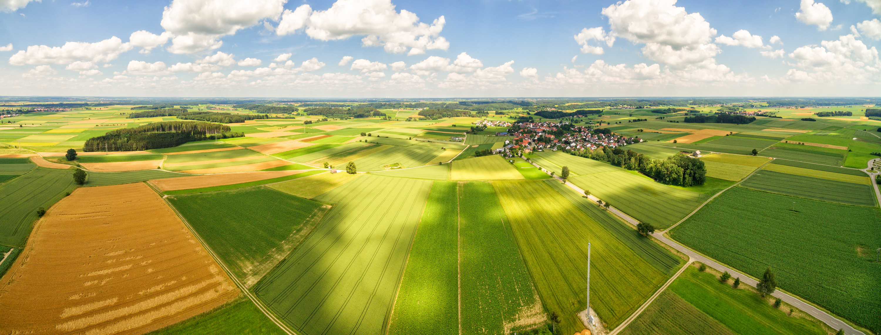 Luftaufnahme ländlicher Raum mit blau weißem Himmel am Morgen.