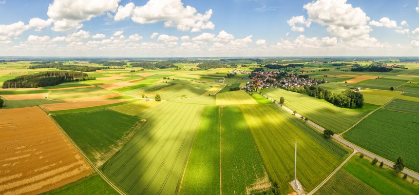 Luftaufnahme ländlicher Raum mit blau weißem Himmel am Morgen.
