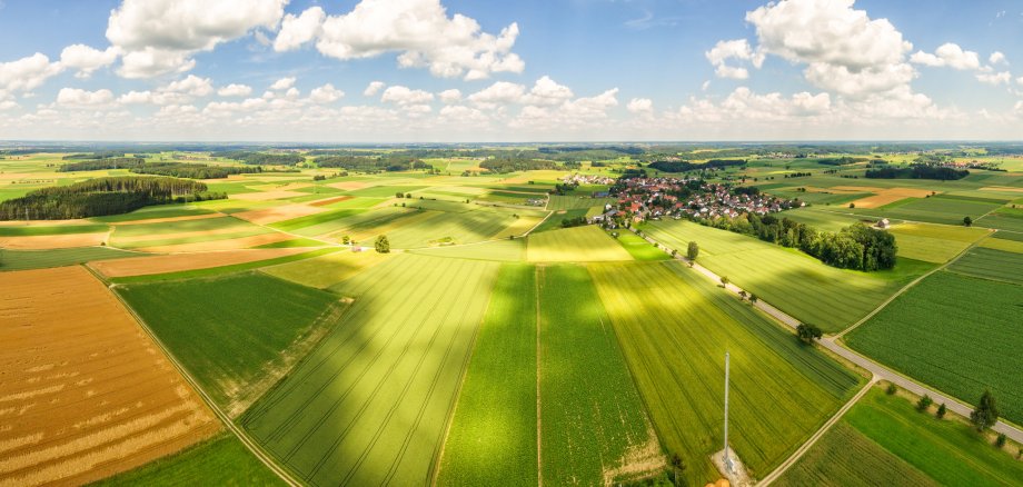 Luftaufnahme ländlicher Raum mit blau weißem Himmel am Morgen.