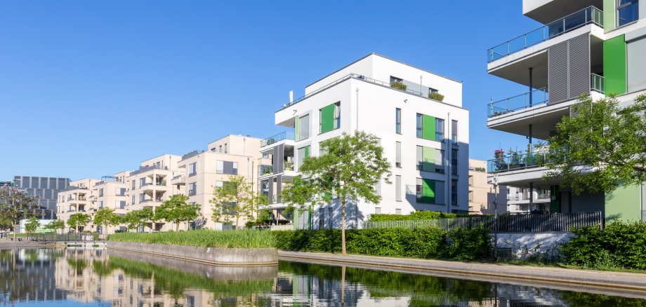 Modernes Wohngebiet in einer Parkanlage mit Wasser