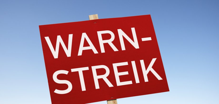 Schild mit der Aufdruck: "Warnstreik!"