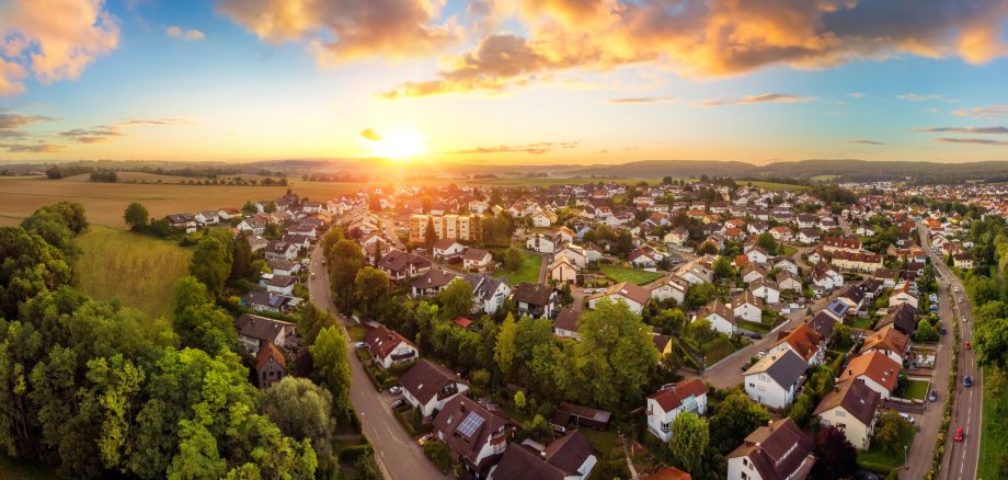 Panorama aus der Luft einer kleinen Stadt bei Sonnenaufgang