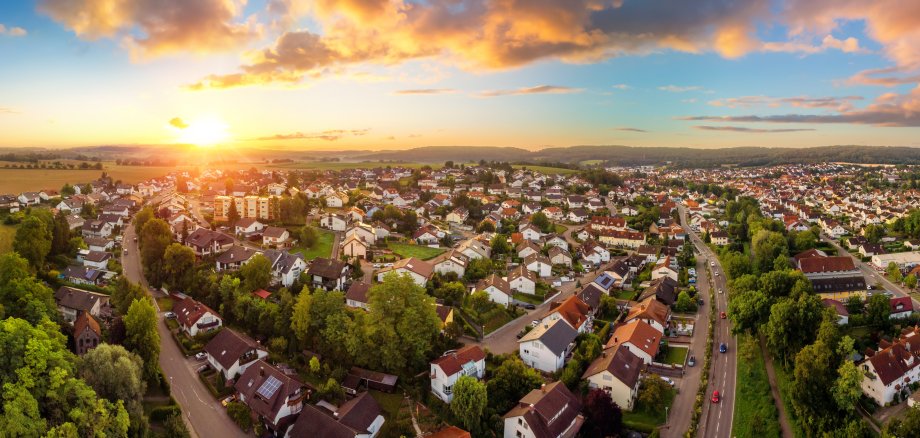 Panorama aus der Luft einer kleinen Stadt bei Sonnenaufgang