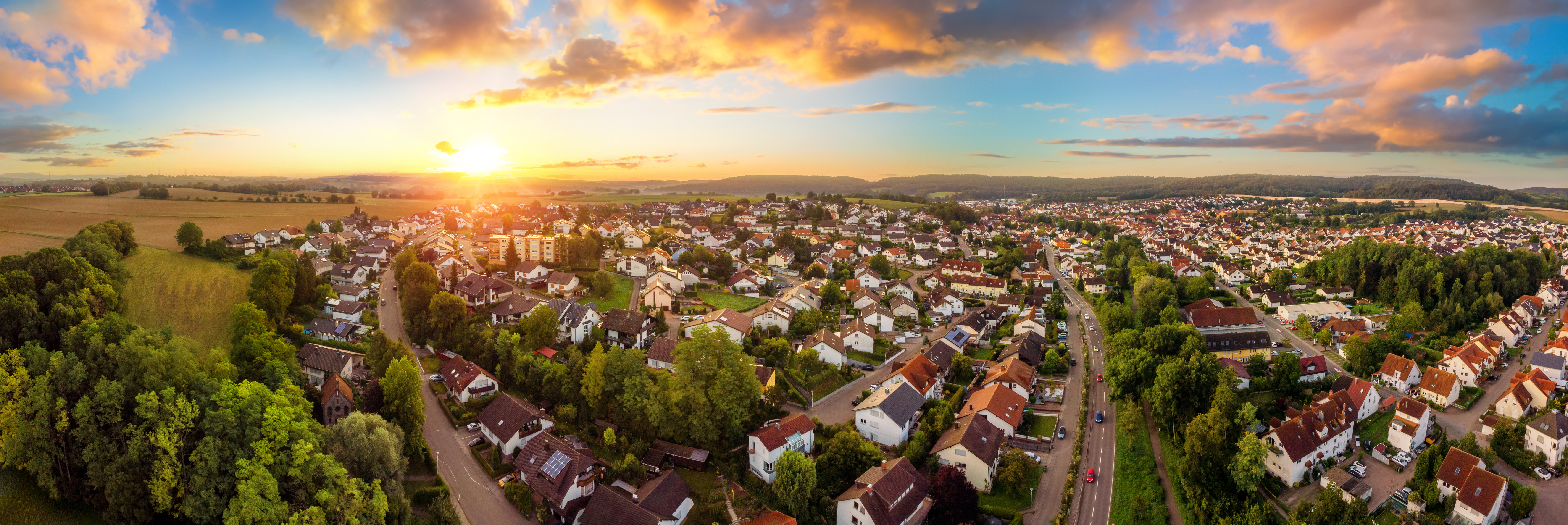 Panorama aus der Luft einer kleinen Stadt bei Sonnenaufgang Panorama aus der Luft einer kleinen Stadt bei Sonnenaufgang