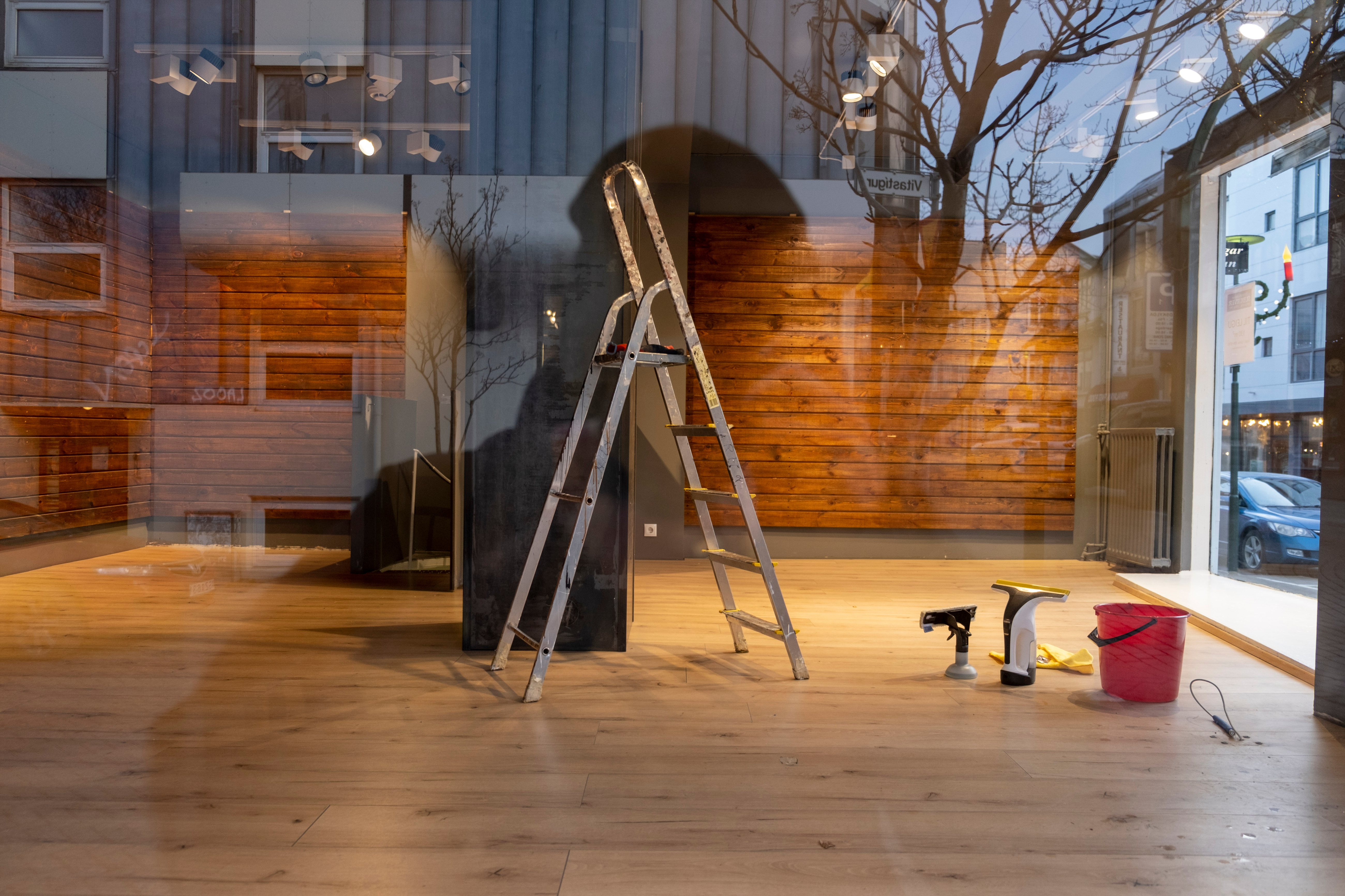 Eine Leiter in einem leeren Geschäft in einer Innenstadt