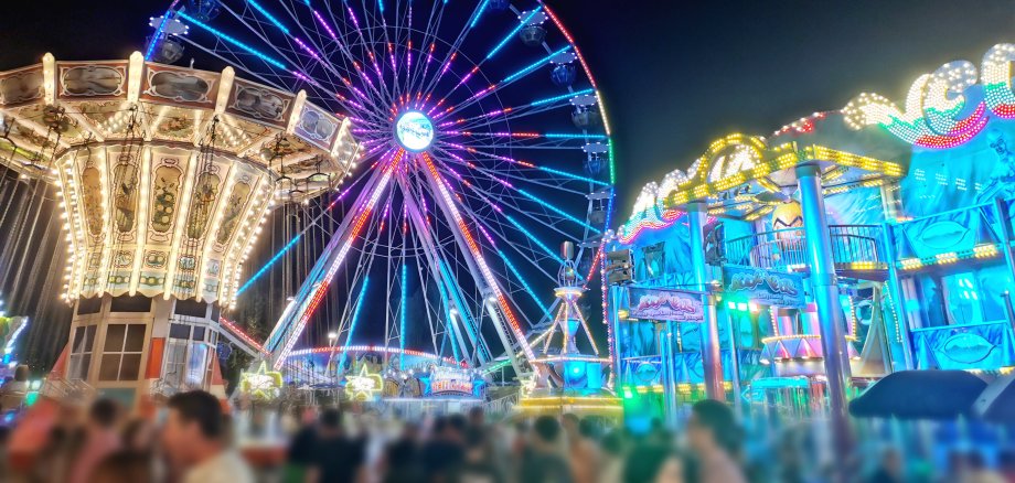 Riesenrad und Karussell bei Nacht auf der Michaelismesse in Miltenberg am Main